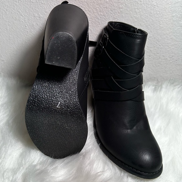 JOURNEE COLLECTION STRAP WIDE WIDTH BLACK ANKLE BOOTS SIZE 7WD - Picture 12 of 12